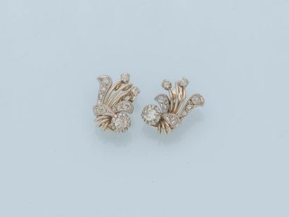 null Paire de boucles d'oreilles palme en or gris 18 carats (750 millièmes) et platine...