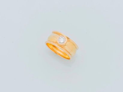 null Bague bandeau en or jaune 18 carats (750 millièmes) de forme bombée et encadrée...