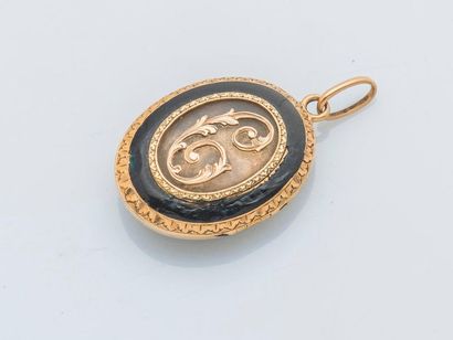 null 18K yellow gold pendant, opening, adorned with the number "C" on a translucent...