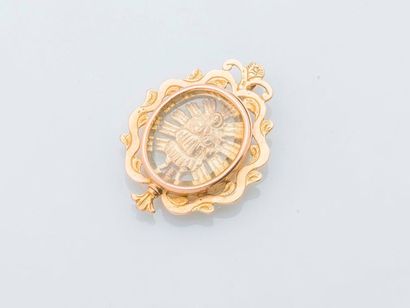 null 9 carat (375 thousandths) yellow gold pendant in reliquary set in a quartz,...