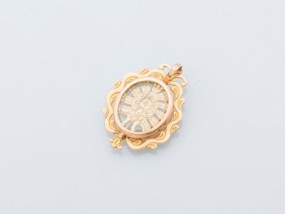 null Pendentif en or jaune 9 carats (375 millièmes) en reliquaire figurant dans un...