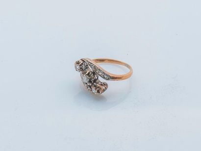 null 18 karat (750 thousandths) yellow gold ring set with three brilliant-cut diamonds...