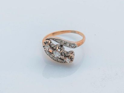 null 18 karat (750 thousandths) yellow gold ring set with three brilliant-cut diamonds...