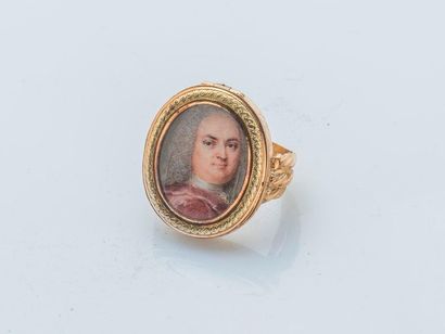 null 18 karat pink and yellow gold (750 thousandths) souvenir ring set with a miniature...