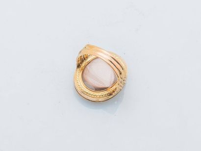 null 18 karat pink and yellow gold (750 thousandths) souvenir ring set with a miniature...
