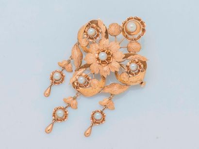 null Brooch in 18K yellow gold (750 thousandths), stylizing a bouquet of flowers...