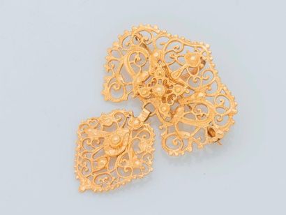 null Brooch pendant guipure brooch in textured 18K yellow gold (750 thousandths),...