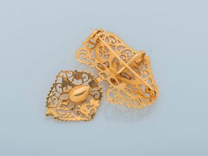 null Brooch pendant guipure brooch in textured 18K yellow gold (750 thousandths),...