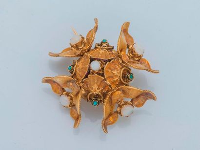 null Broche pendentif en or jaune 18 carats (750 millièmes) composé de huit pétales...
