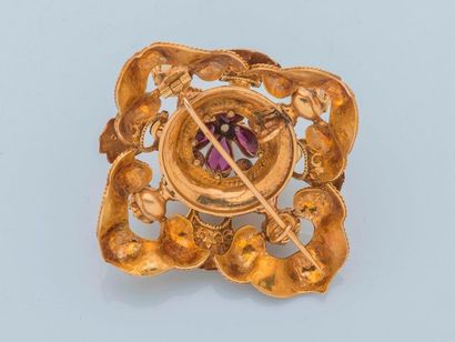 null Broche pendentif en or jaune 18 carats (750 millièmes) composé de huit pétales...