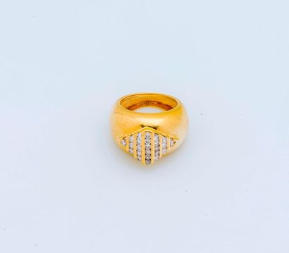 null 18 karat (750 thousandths) yellow gold ring set with seven lines of 24 brilliant-cut...
