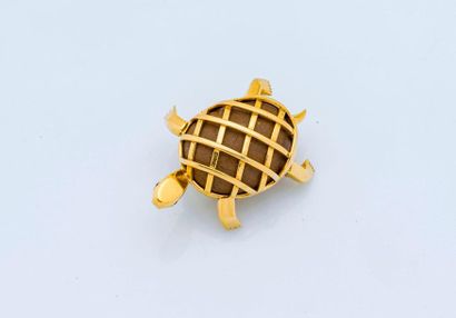 null Broche tortue en or jaune 18 carats (750 millièmes) retenant un galet dans sa...