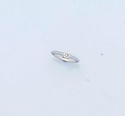 TIFFANY and CO, Bague solitaire en platine (950 millièmes) orné d'un diamant de 0,32...