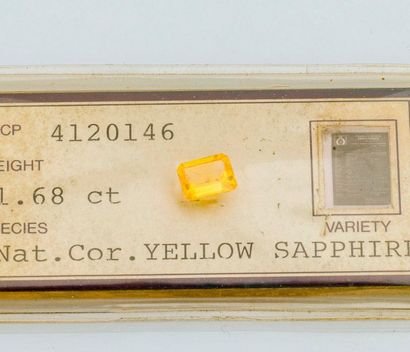null Saphir jaune naturel, sous scellé de taille émeraude de 1,68 carat. 

Certificat...