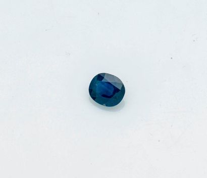 null Sapphire on oval-sized paper of about 2.80 carats.