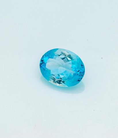 null Topaze bleu ciel sur papier de taille ovale de 29,07 carats.