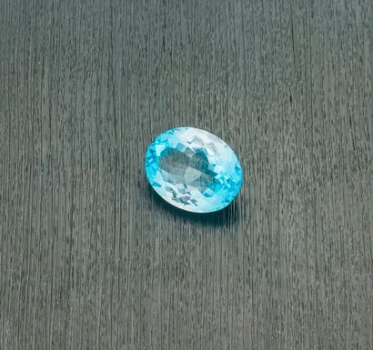 null Topaze bleu ciel sur papier de taille ovale de 29,07 carats.