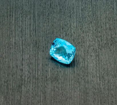 null Topaze bleu ciel sur papier de taille coussin carré de 29,07 carats.