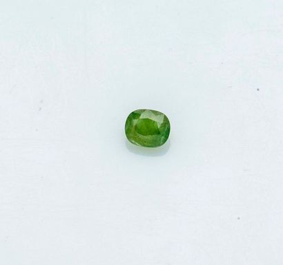 null Saphir vert sur papier de taille coussin de 1,83 carat.