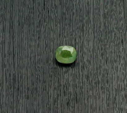 null Saphir vert sur papier de taille coussin de 1,83 carat.