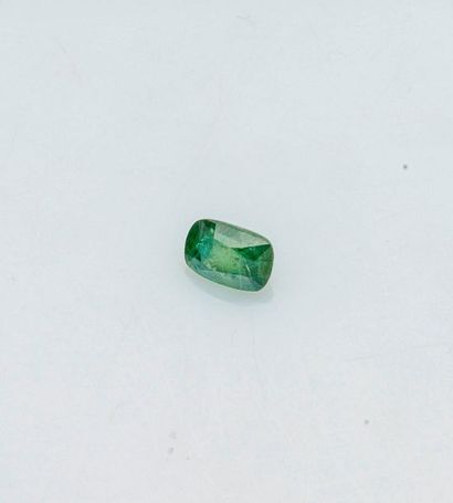 null Saphir vert sur papier de taille coussin de 1,85 carat.