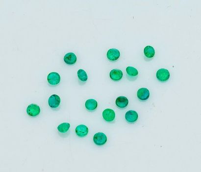 null Set of 18 round-cut emeralds, total weight 2.97 carats.