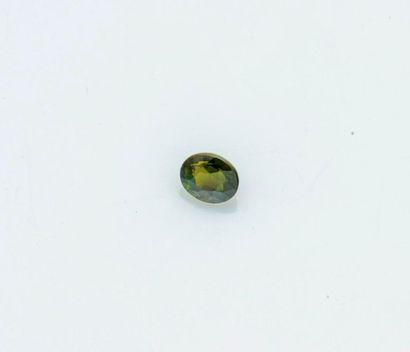 null Tourmaline vert bouteille de taille ovale de 1,75 carats.