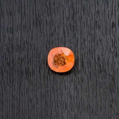 null Saphir naturel orange sur papier de taille coussin de 2,10 carats.
Accompagné...