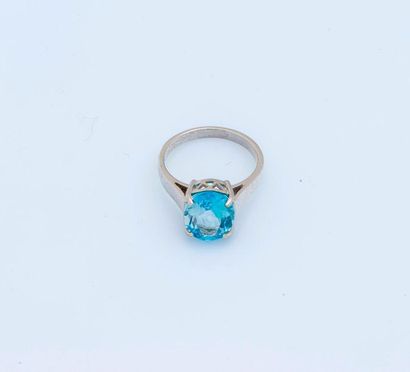 null Solitaire silver ring (925 thousandths) set with a sky blue topaz (probably...