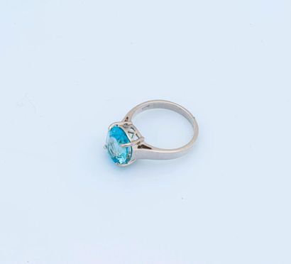 null Solitaire silver ring (925 thousandths) set with a sky blue topaz (probably...