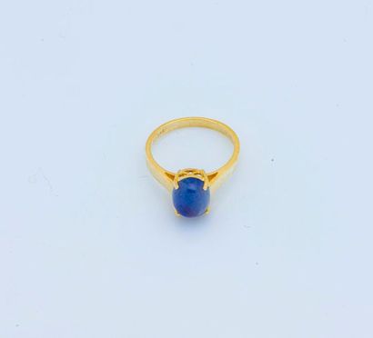 null Bague solitaire en vermeil (925 millièmes) ornée d'une tanzanite cabochon ovale.

Taille...