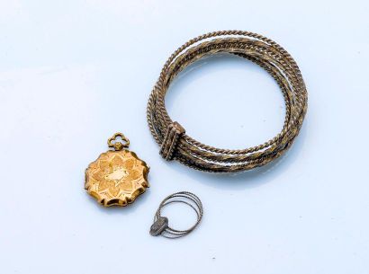 null Lot de bijoux fantaisies et en argent (925 millièmes) comprenant : 

Un bracelet...