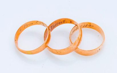 null Set of three 18 karat yellow gold wedding rings (750 thousandths). 

Weight:...