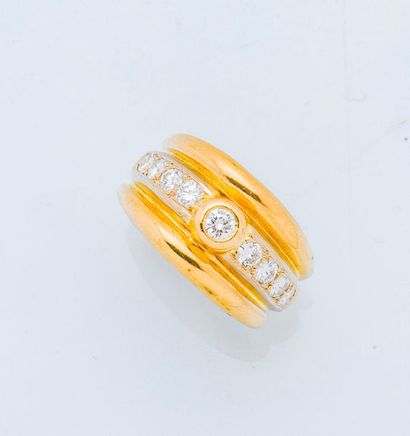 null Bague bandeau en or jaune et gris 18 carats (750 millièmes) centrée d'un diamant...