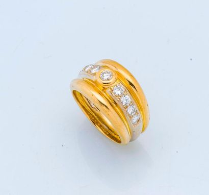 null Bague bandeau en or jaune et gris 18 carats (750 millièmes) centrée d'un diamant...