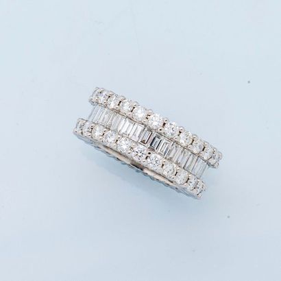 null American wedding band in platinum (950 thousandths) set with a line of baguette...