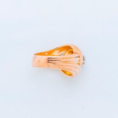 null Bague tourbillon en or jaune 18 carats (750 millièmes) centrée d'un diamant...