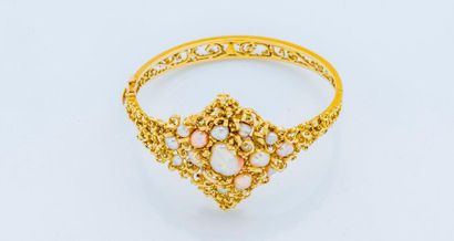 null Bracelet jonc en or jaune 14 carats (585 millièmes) centré d'une forme losangique...