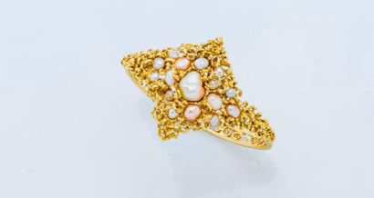 null Bracelet jonc en or jaune 14 carats (585 millièmes) centré d'une forme losangique...