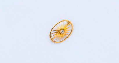 null 18 karat (750 thousandths) yellow gold brooch, oval with openwork decoration...