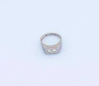 null Bague chevalière en or gris 18 carats (750 millièmes) ornée de deux diamants...