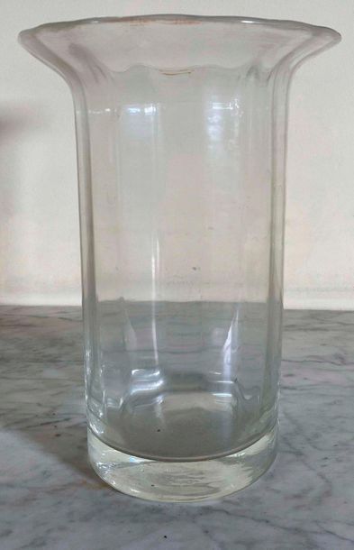 null Truncated conical glass vase with hemmed neck 

H. 21 cm 
