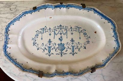 null MOUSTIERS 

Poly-lobed earthenware dish decorated with mantling in blue monochrome...