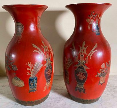null Pair of red lacquered wooden baluster-shaped vases decorated with vases and...