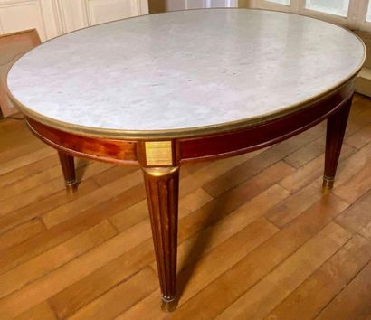 null Oval table in mahogany and mahogany veneer with extensions, the uprights in...