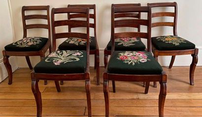 null Suite of 6 mahogany chairs upholstered with floral tapestries 

83 x 45 x 38...