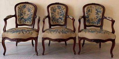 null Suite of 3 armchairs in carved moulded natural wood with violin back, the whiplash...