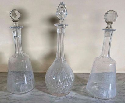 BACCARAT A carafe of cut crystal (stopper attached) 

H. 26,5 cm 

Two cut crystal...