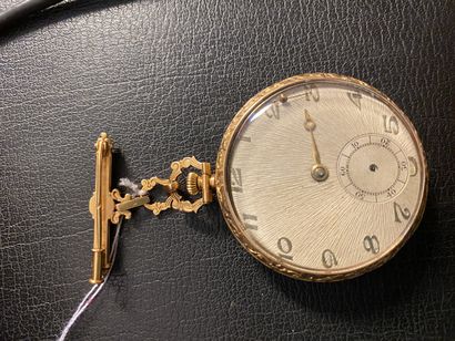 null 
Pocket watch in 18-carat yellow gold (750 thousandths) and its watch brooch....