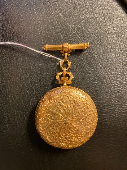null 
Pocket watch in 18-carat yellow gold (750 thousandths) and its watch brooch....